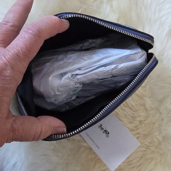 Adorable NWT Coach Tossed Daisy Dark Periwinkle Zippered Cosmetics Case 💙🌼🎁💚 - Picture 9 of 13